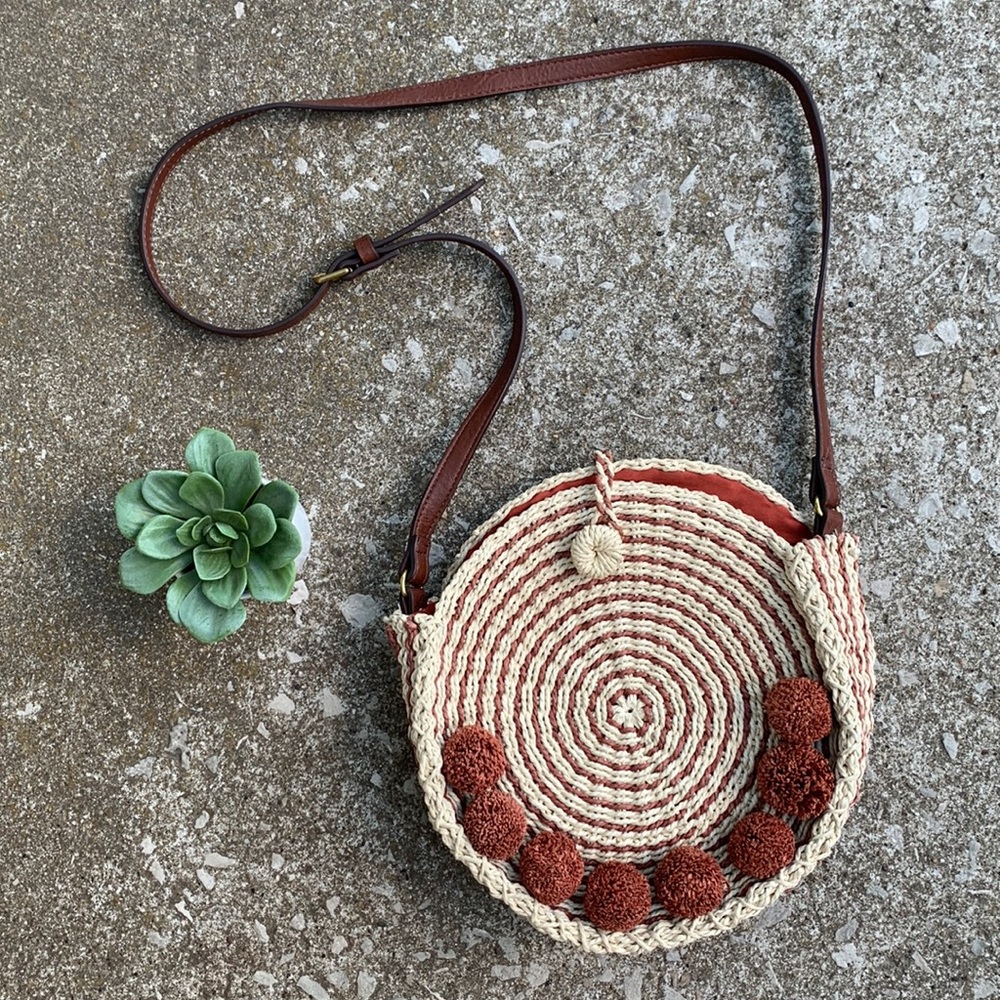 Fossil | Faye PomPom Braided Straw Basket Boho Canteen Style Crossbody Bag!